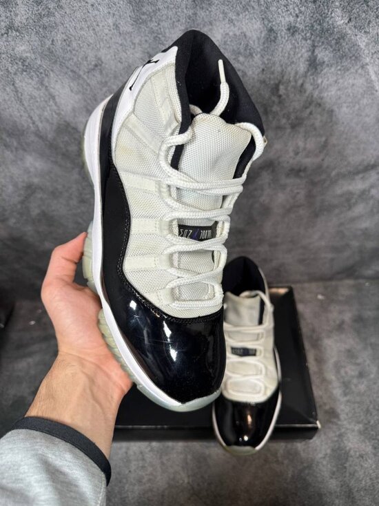 Size 9.5 | Jordan 11 Concord With Box | Pre-Owned main image 9